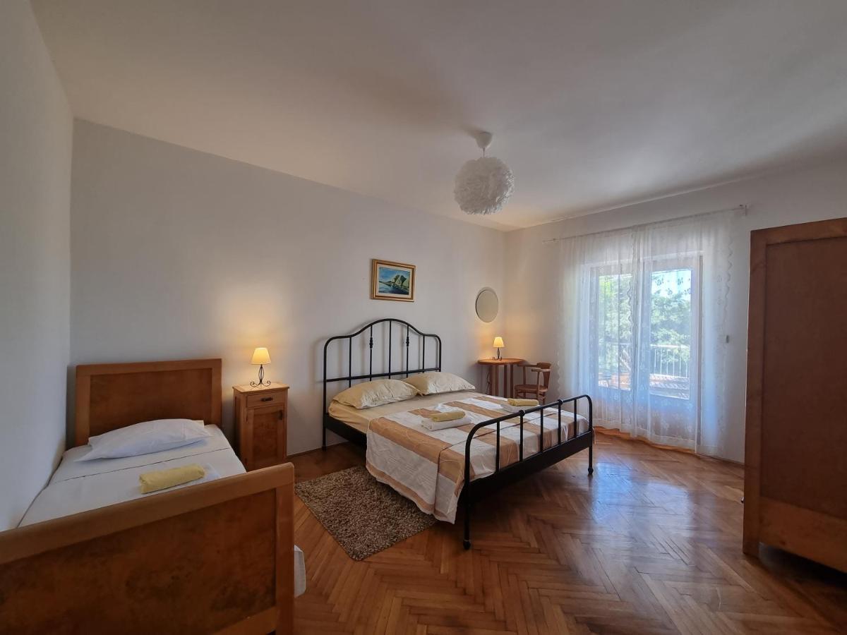 Cozy Apartments With Seafront Terraces Omiš Esterno foto