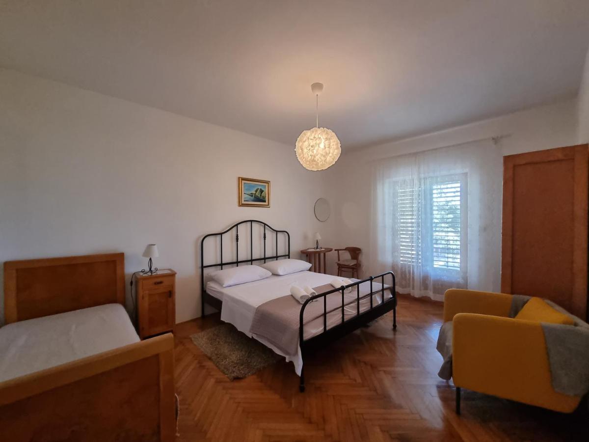 Cozy Apartments With Seafront Terraces Omiš Esterno foto