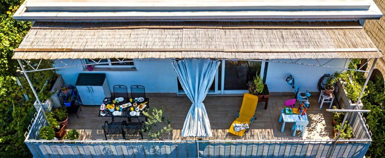 Cozy Apartments With Seafront Terraces Omiš Esterno foto