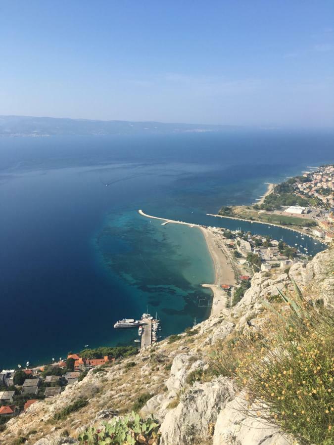 Cozy Apartments With Seafront Terraces Omiš Esterno foto